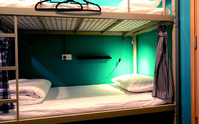 Hop Inn - Hostel