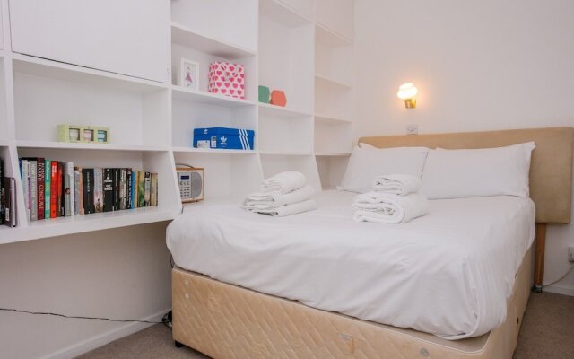 Studio Apartment in Putney With Balcony Sleeps 2