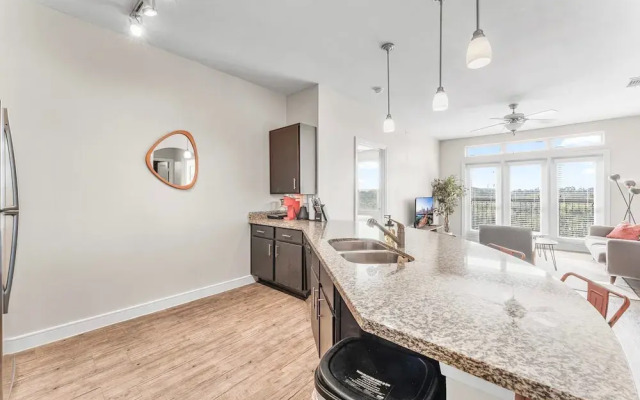 Prime Soco 2BR King Suite w Gympickleballlaundry
