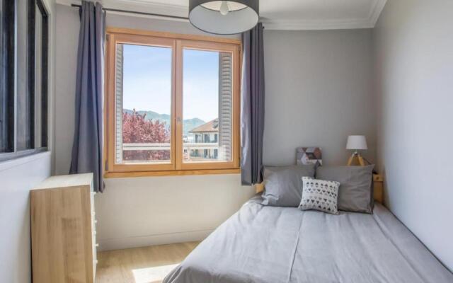 Modern 1br with terrace and a breathtaking view in Annecy