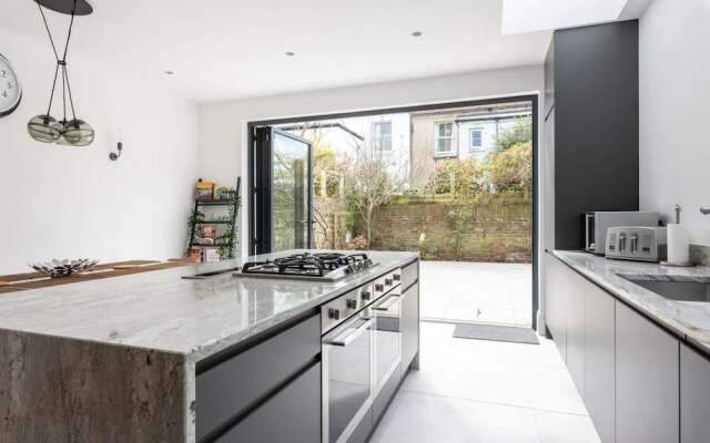 Brand New Luxurious 5 Bedroom Townhouse