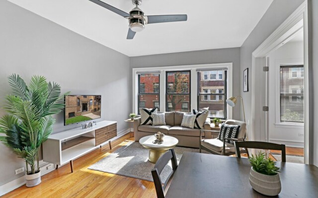 3BR Sunny and Spacious Apt in Lakeview