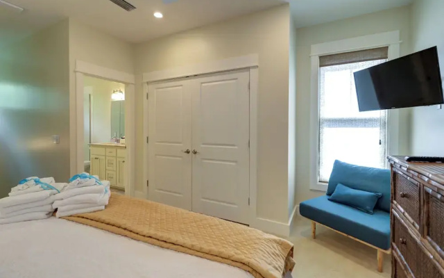 Cute Little Cottage! Perfect Getaway! 2 Pools! Sleeps 4!