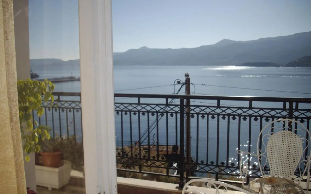 Anna in front of the sea Apartment