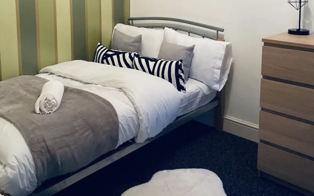 Large 4 Bedroom Home - Coventry City Centre