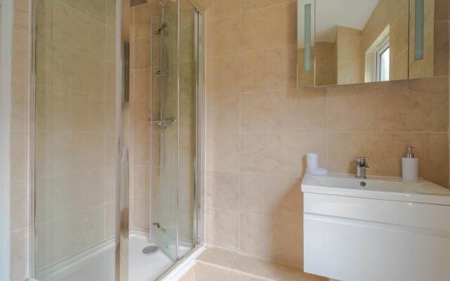 Bright 2 Bedroom Flat Easy Access to London Bridge