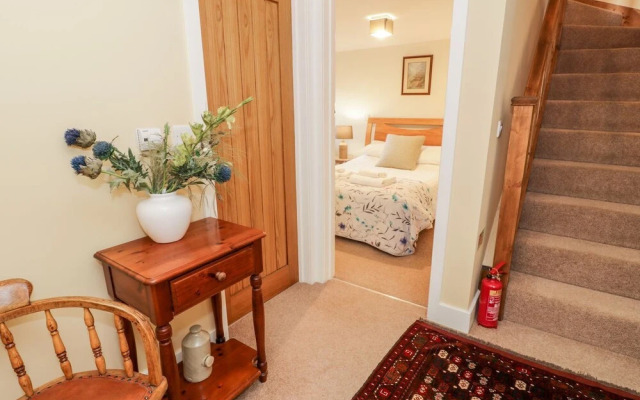 The Granary, Dee Valley Escape With hot tub