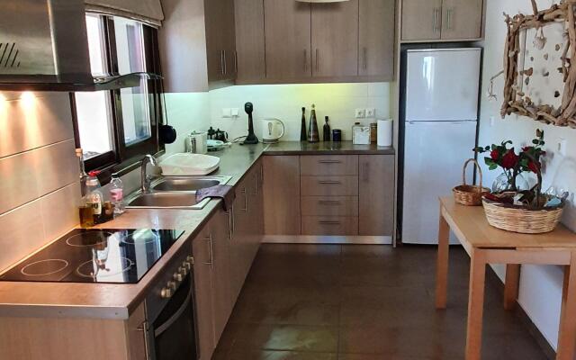 Apartment in Loutra Elenis With Garden