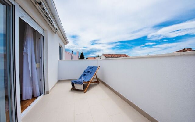 Spacious Chic Residence