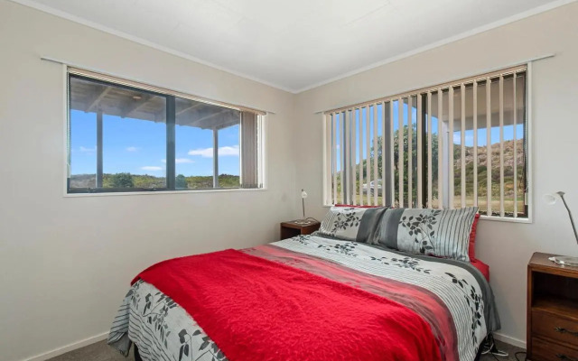 Oceanside Bach - Mount Maunganui Holiday Home
