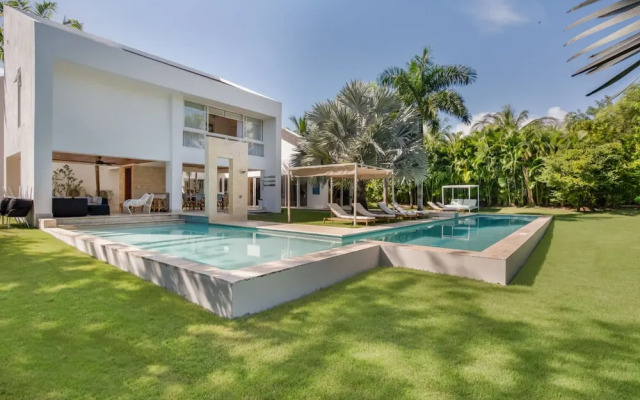 Modern Luxury 6 BR Tropical Retreat With Pool
