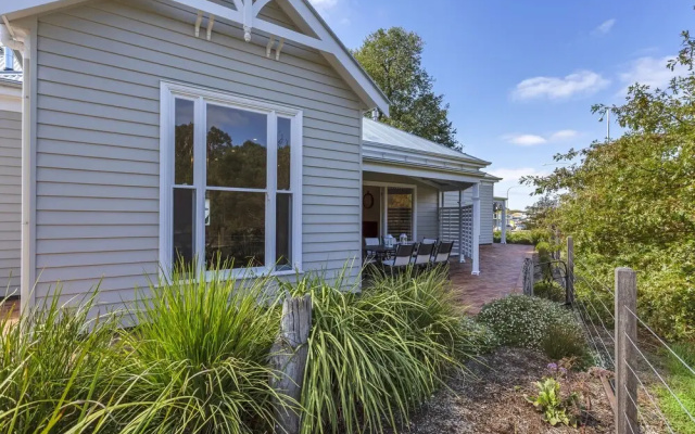 Grandview Accommodation - The Elm Tree Apartments