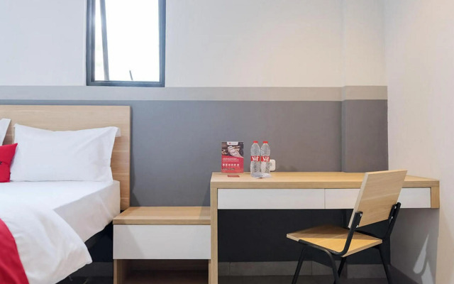 RedDoorz Near Mall Taman Anggrek