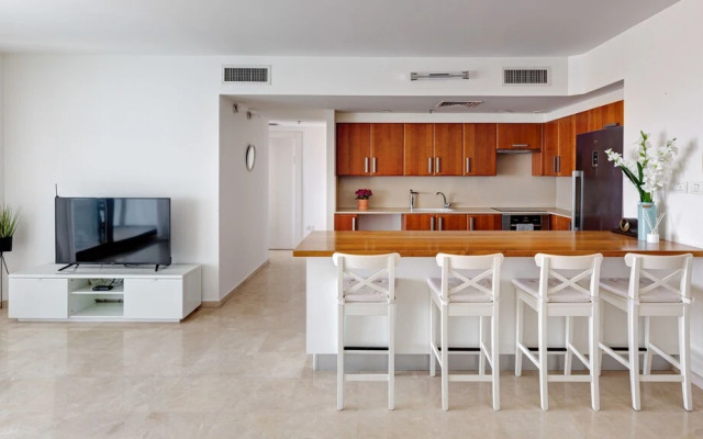 Beach Front Stylish Hugh 2DBR