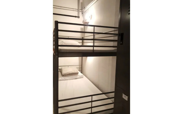 8 Sleeper Street Hostel
