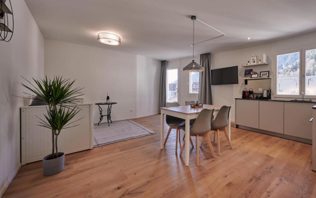 City Center Apartment with Mountain View – Guest Rooms – Unterseen