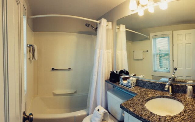 Bearskin Neck Motor Lodge