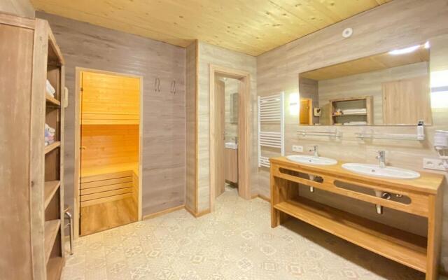 Chalet Salzburg, Dienten