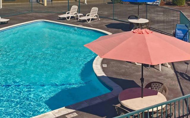 Quality Inn & Suites near Downtown Bakersfield
