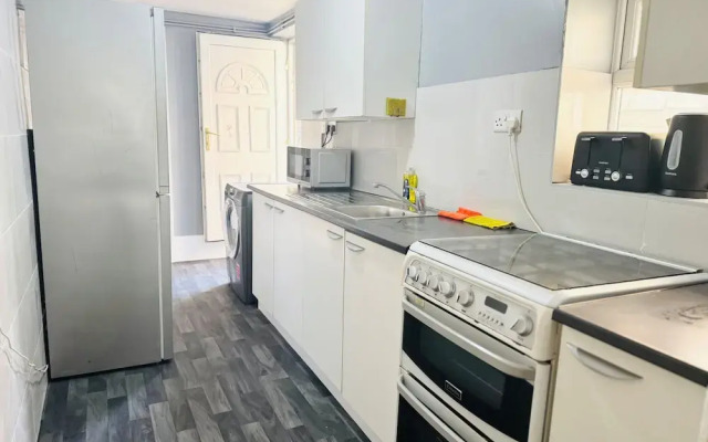 Weekend Escape- 4 Bedroom House in Stoke-on-trent