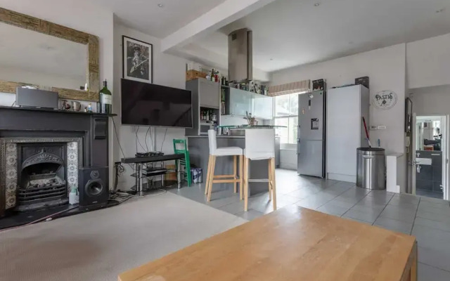 Modern Maisonette Southfields London