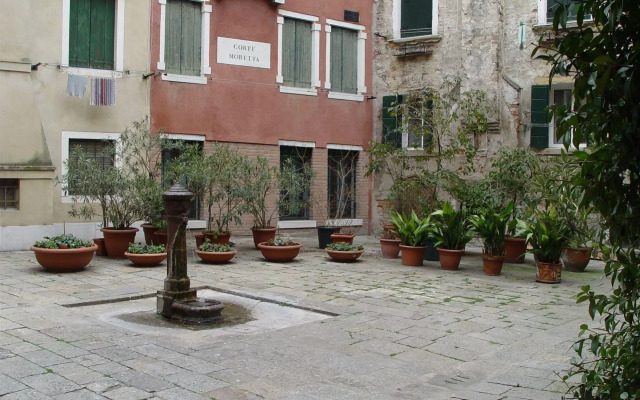 Sunny Venice Apartments