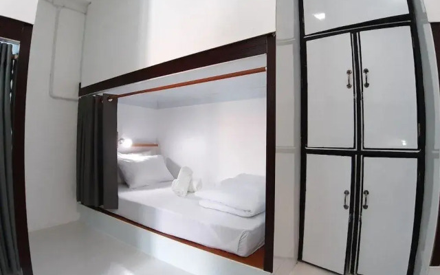 OYO 544 Sleep Sloth Hostel