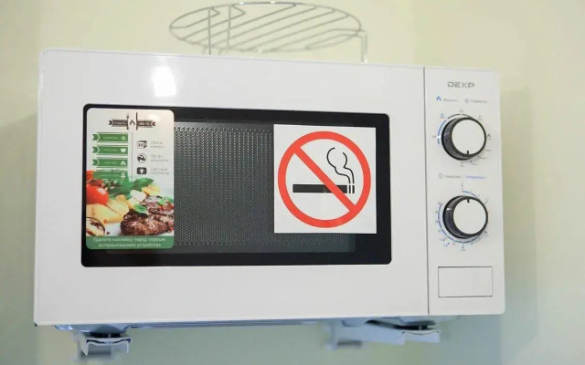 Диван и чемодан на улице Сибиряков-Гвардейцев