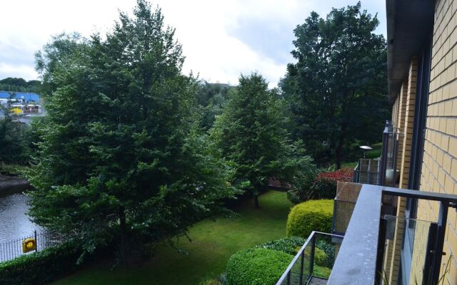 MetroStays - Riverside Apartment