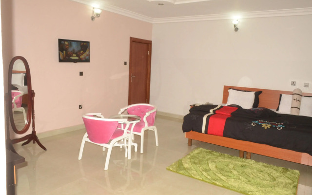 Nue-Crest Hotels And Suites