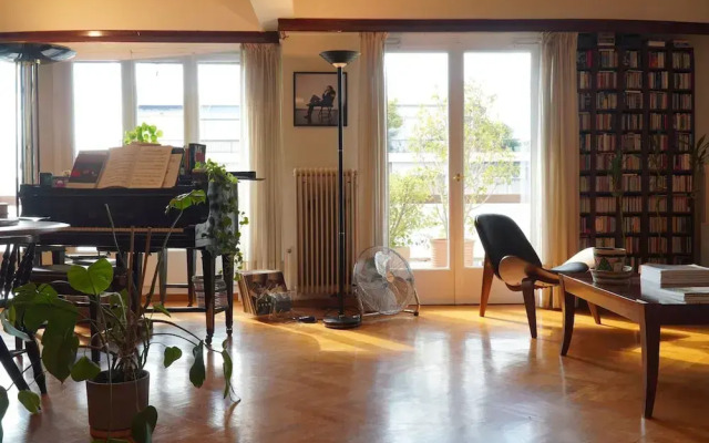 Chic 2BR Bright Penthouse With Open Wood Staircase