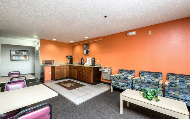Motel 6 Waterloo, IA