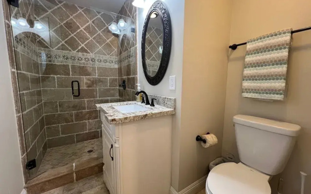 Fantastic 6 bedroom, 4.5 bath home (4 master Suites), pool home