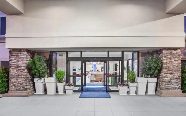 Holiday Inn Express & Suites Tacoma by IHG