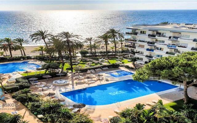Skol 427 Spacious 1 Bedroom Apartment with Sea Views
