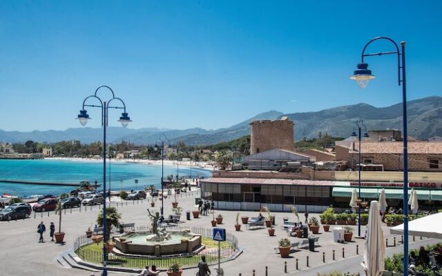 Casetta Vista Mare in Piazza a Mondello by Wonderful Italy