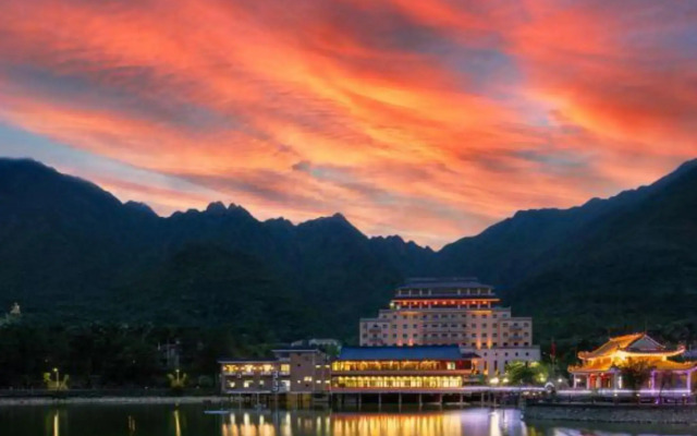 Lotus Mountain Hot Spring Resort