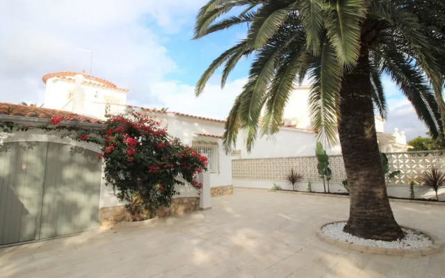 Amazing Villa in Empuriabrava With Swimming Pool