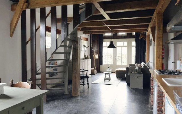 Spacious Apartment With Garden