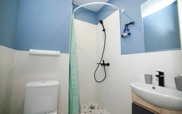 Диван и чемодан на улице Космическая