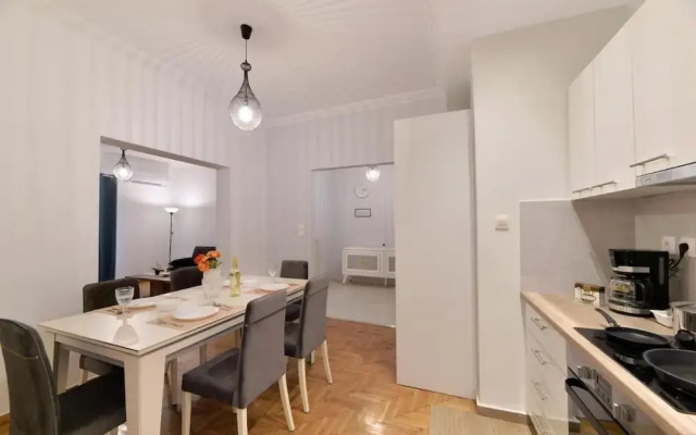 GTD8210 - Acropolis Cozy Apt.