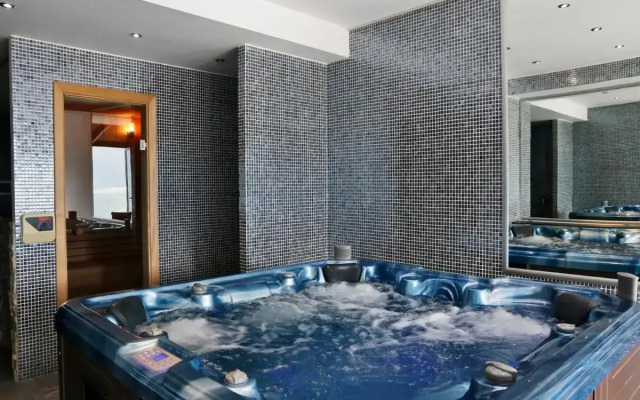Club-2100 Hotel