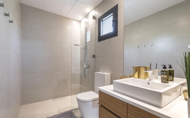 Villa first line beach, 6 bedrooms, private pool, Costabella, Marbella