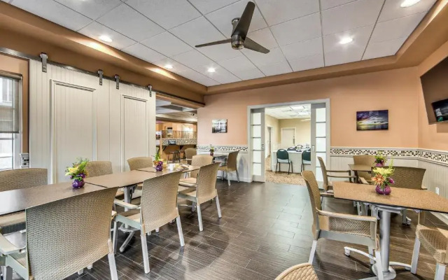 Inn of Naples, Tapestry Collection by Hilton