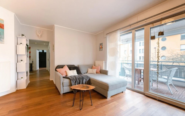 Stylish Open 1BR Apt in Cents w Balcony