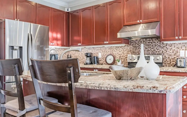 Luxury Villa - Mississauga Square One