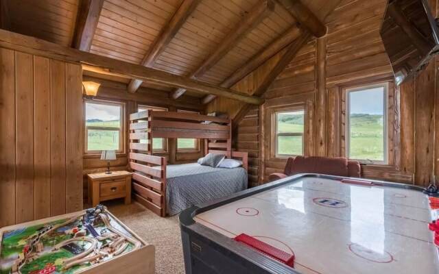 The Two Moose Inn - Luxury Log Cabin for Families!