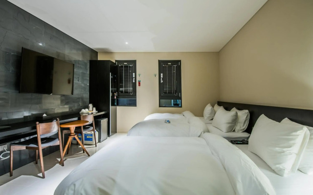 Rivertain Hotel