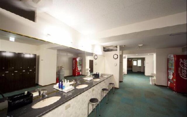 Capsule Hotel New Gloria