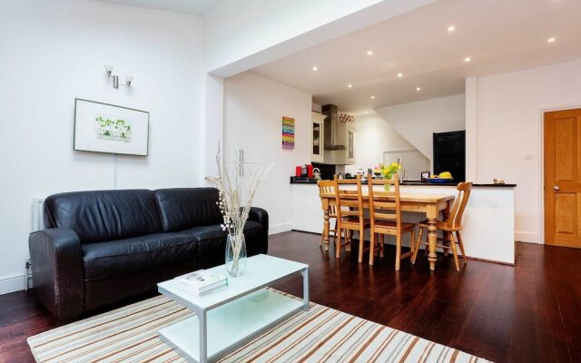 Terraced Home in Tranquil Wimbledon